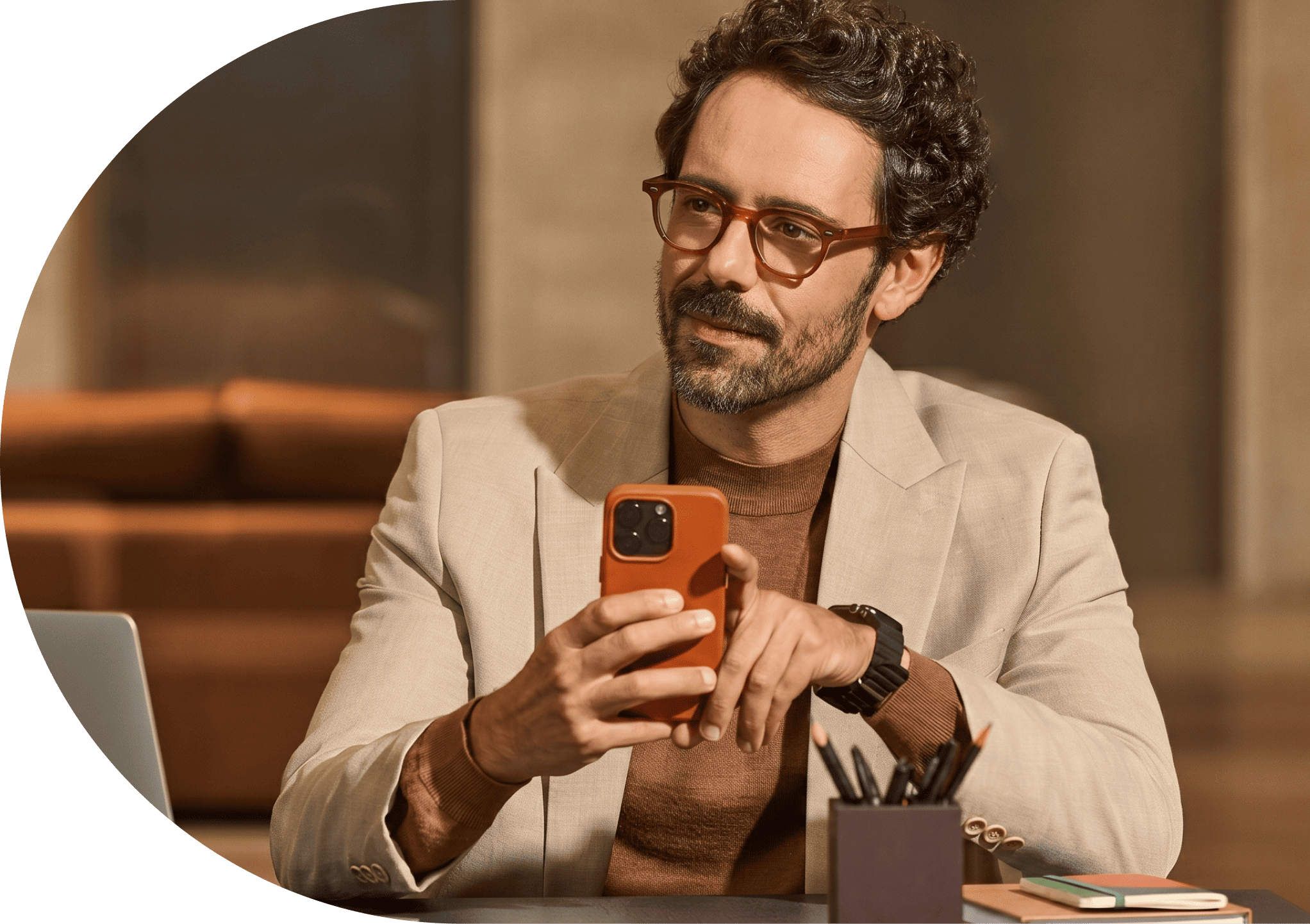 Homem segurando celular durante a apresentação do evento