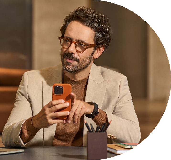 Homem segurando celular durante a apresentação do evento